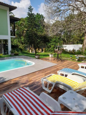 Casa com piscina, espaço gourmet e salão de jogos.